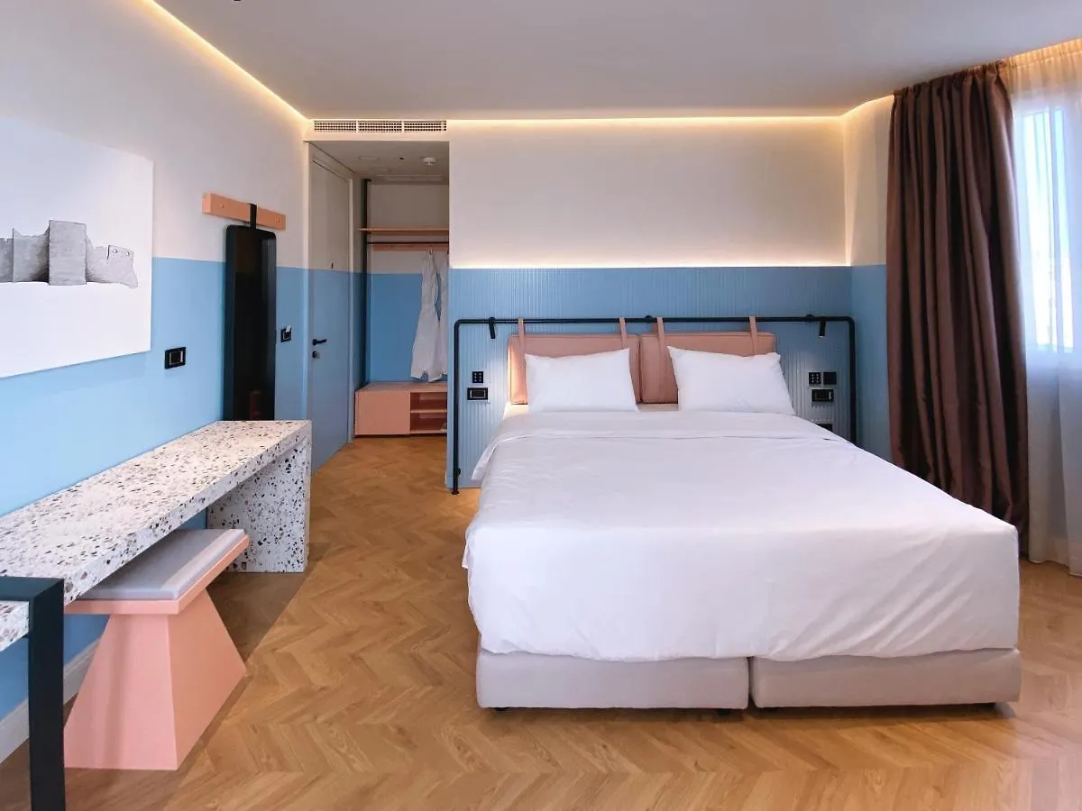 Iliria Boutique Hotel Tirana 4*,
